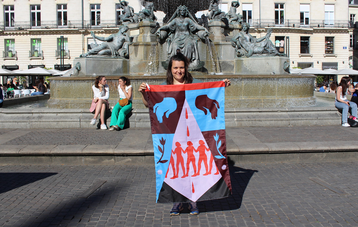 Illustration sur drapeau Place Royale à Nantes pour l'exposition Zéro Tabou